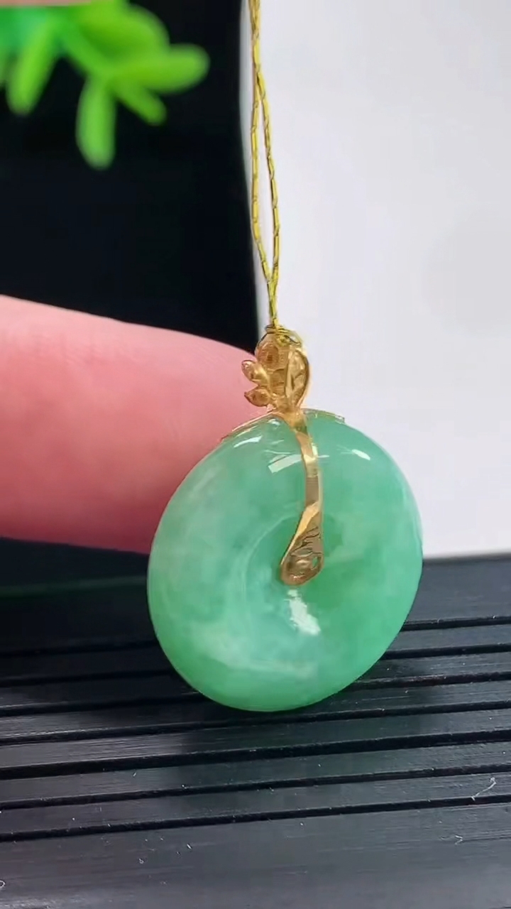 天然A货翡翠平安扣吊坠，尺寸19-5.5重量:4.68g
4月27日