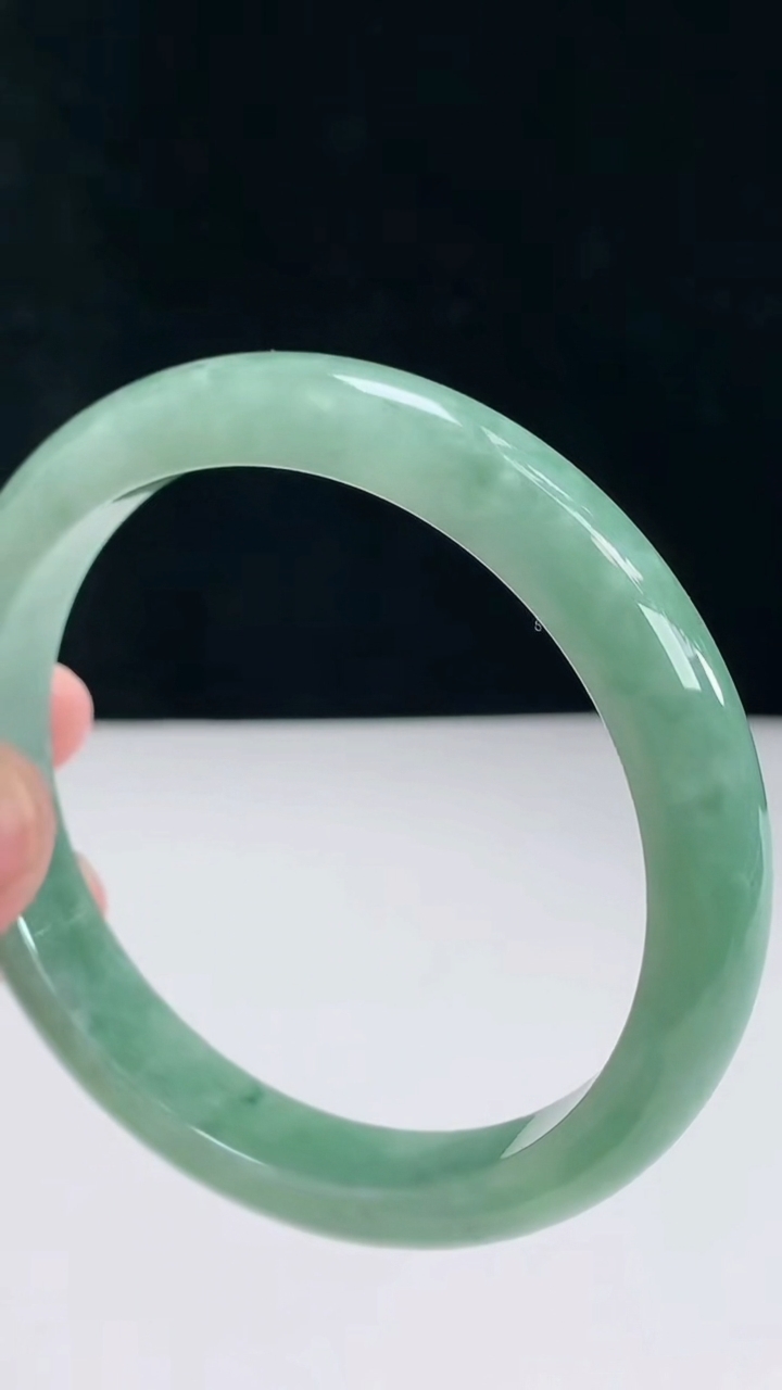 圈口66翡翠a货宽边大圈口手镯尺寸66-12.3-8.4重:66.27g2224月27日