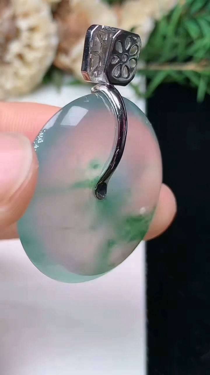 天然A货翡翠飘花平安扣吊坠，尺寸29.8-6.7，重量:13.27g
4月27日