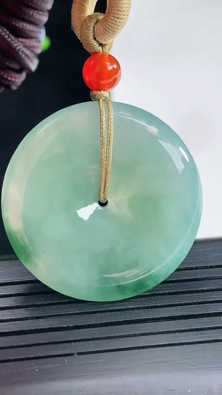 天然A货翡翠飘花平安扣吊坠，尺寸32.6-5.8重量:17.36g
4月27日