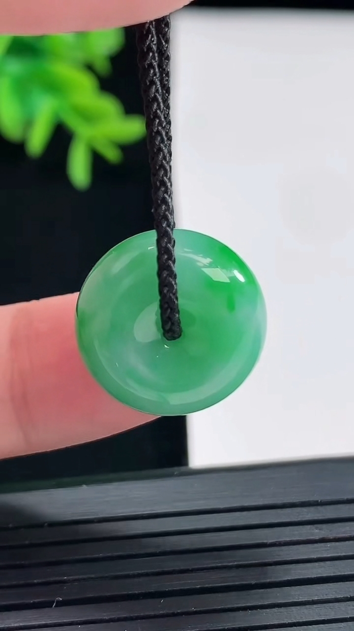 天然A货翡翠路路通吊坠，尺寸17-8.8重量:5.45g
4月27日