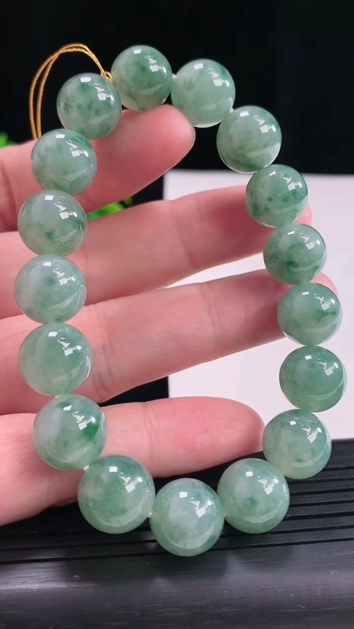 天然A货翡翠飘花圆珠手串，尺寸11.8-16颗星重量:49.28g4月27日
工厂直销收藏佳品,种好水足，色泽均匀，有种有色，上手高大气！