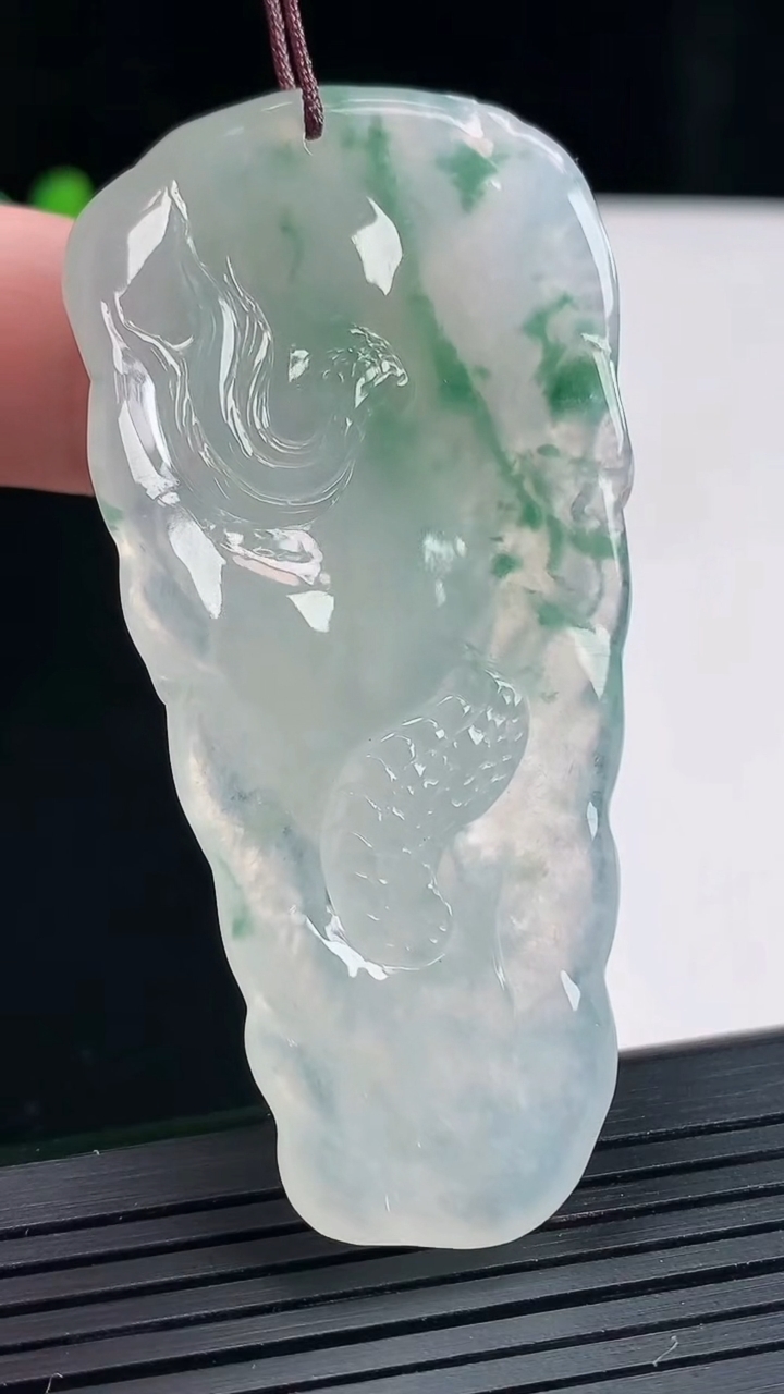 天然A货翡翠冰种飘花龙牌吊坠，尺寸65-32-10重量:28.59g
4月27日