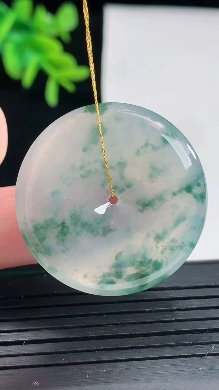 天然A货翡翠种飘花平安扣吊坠，尺寸32.6-4.8重量:11.12g
4月27日