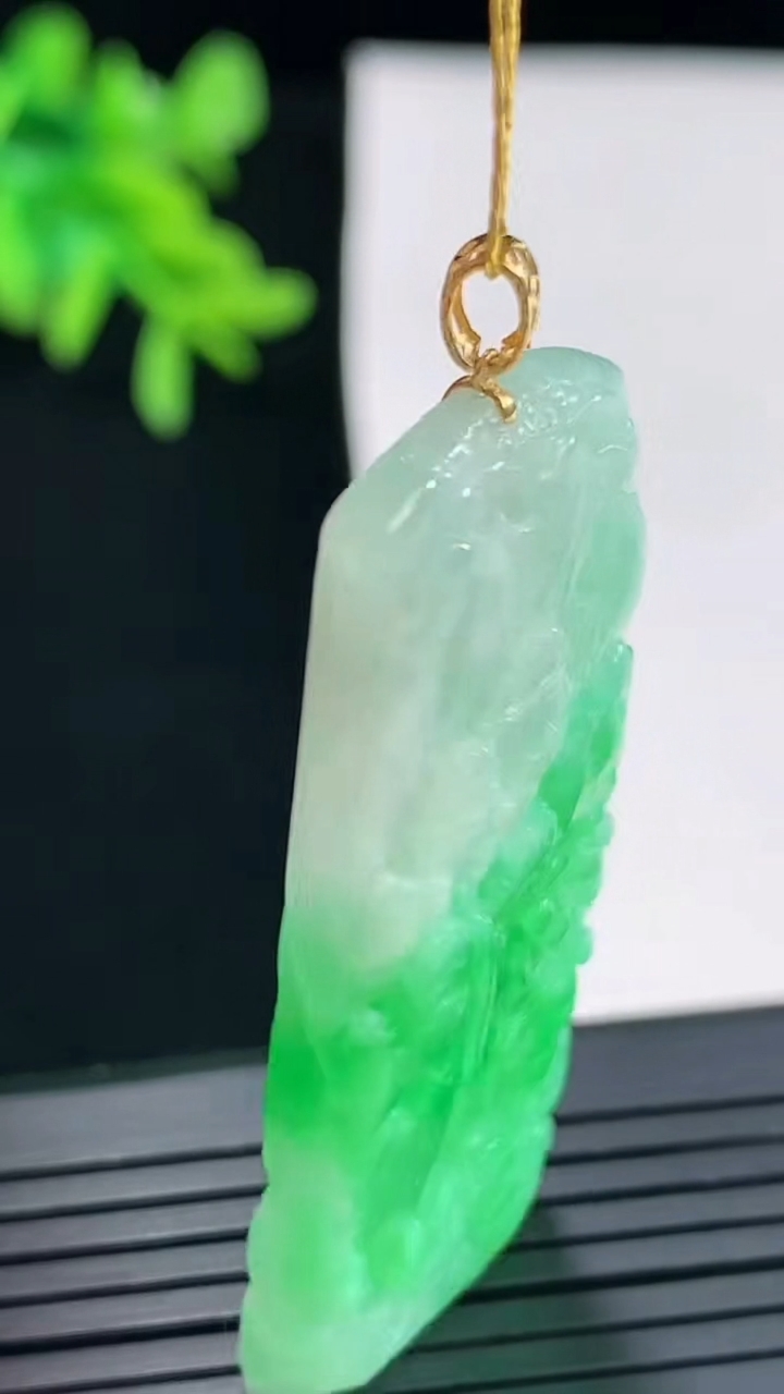 天然A货翡翠山水牌吊坠，尺寸45.5-20.5-5重量:12.77g
4月27日