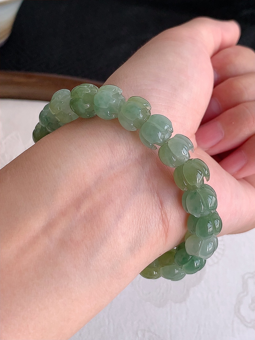 天然A货翡翠飘黄翡莲蓬手串22颗 
尺寸10-7.7mm 重量30.44g 0426