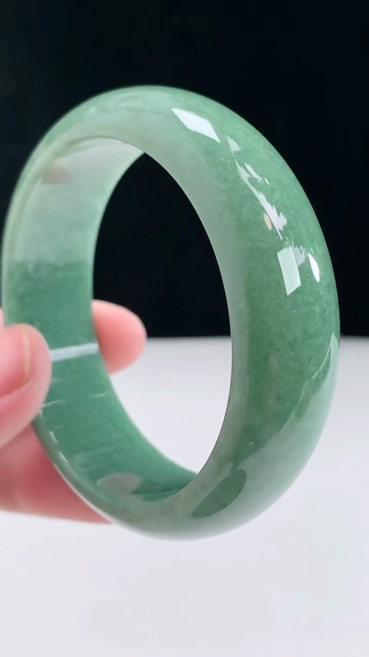 圈口55-56翡翠a货宽边轮胎手镯尺寸55.6-18-8.5重:75.56g9614月27日