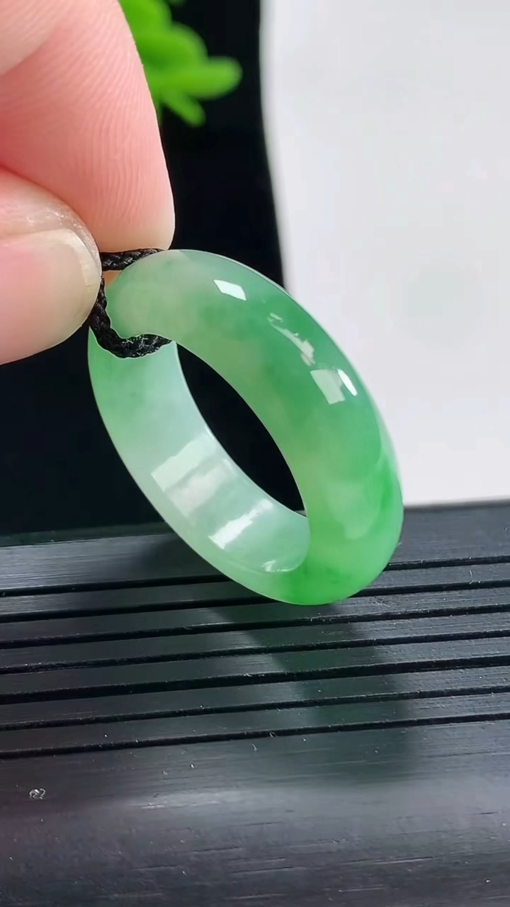 天然A货翡翠玉指环 戒指，尺寸19.6-7-4.2重量:6.37g2026年4月27日
工厂直销收藏佳品,种好水足，色泽均匀，有种有色，上手高大气！