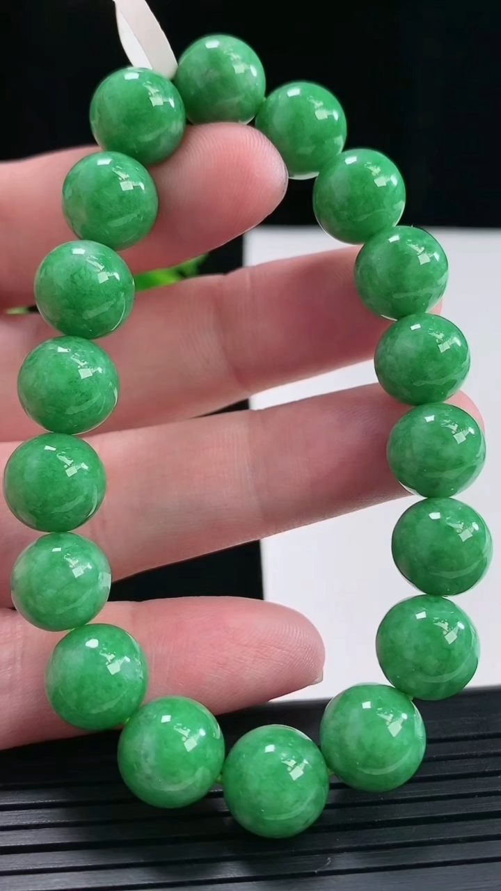 天然A货翡翠圆珠手串，尺寸11-18颗重量:41.50g4月27日
工厂直销收藏佳品,种好水足，色泽