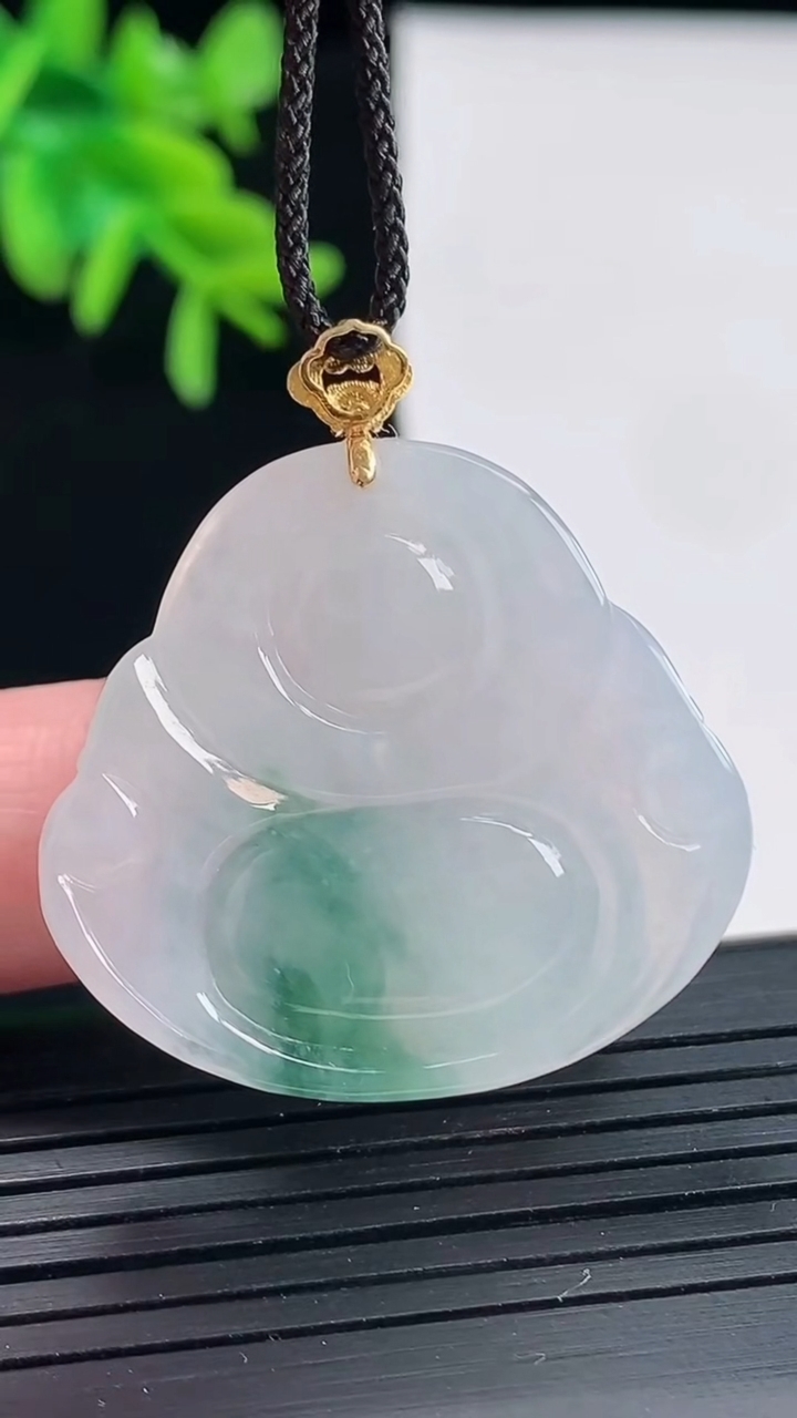 天然A货翡翠种飘花佛公吊坠，尺寸29-32.5-5.5重量:9.40g
4月27日