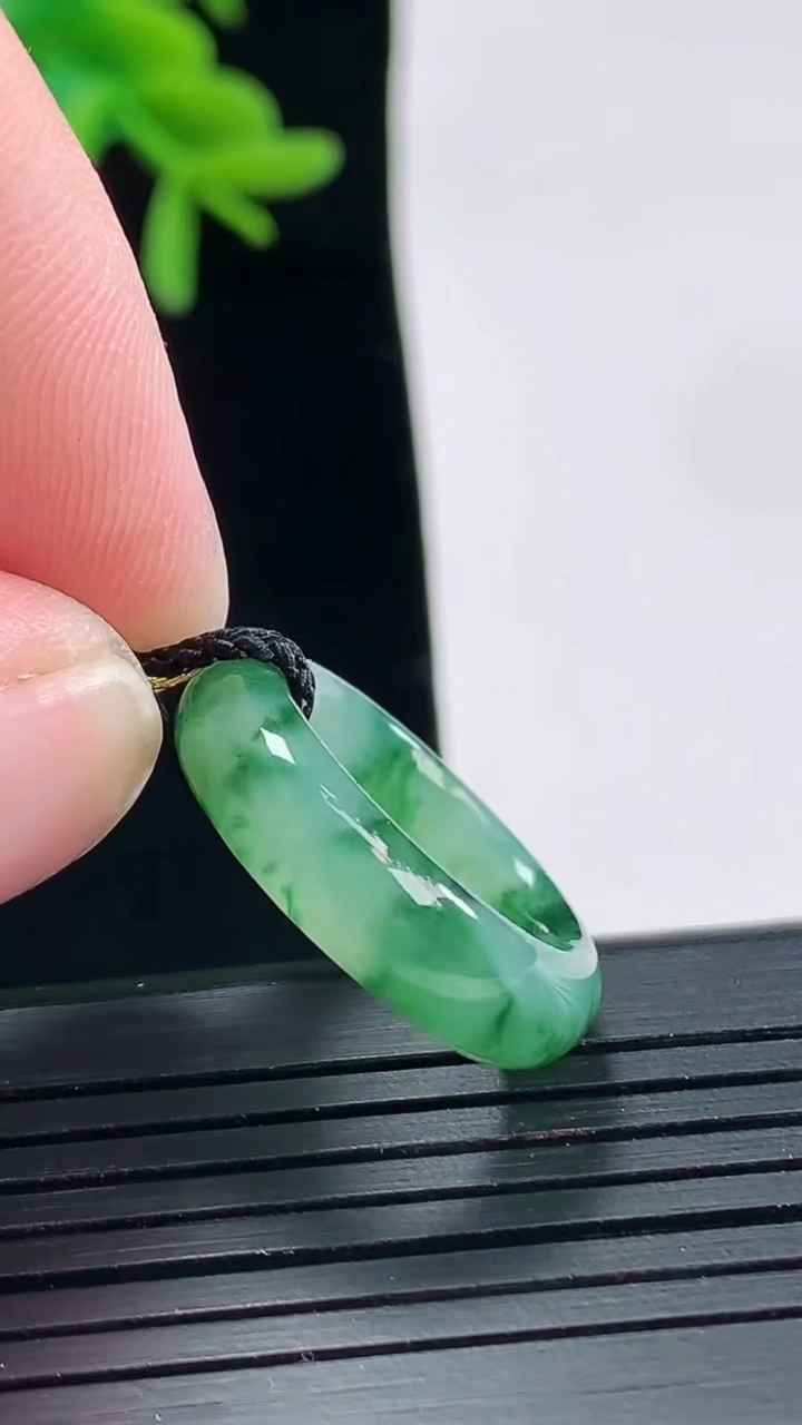 天然A货翡翠飘花玉指环 戒指，尺寸15-5.2-3.5重量:3.25g2026年4月27日
工厂直销收藏佳品,种好水足，色泽均匀，有种有色，上手高大气！