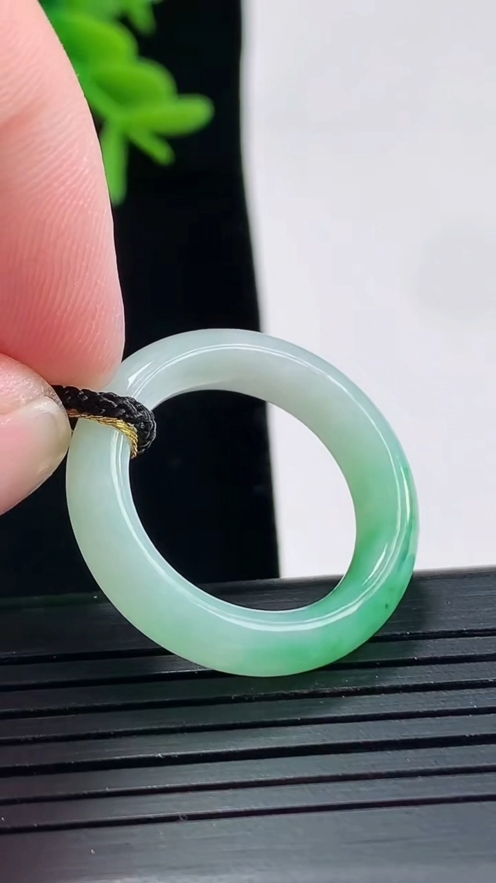 天然A货翡翠玉指环 戒指，尺寸18.6-6-4重量:4.93g2026年4月27日
工厂直销收藏佳品,种好水足，色泽均匀，有种有色，上手高大气！
