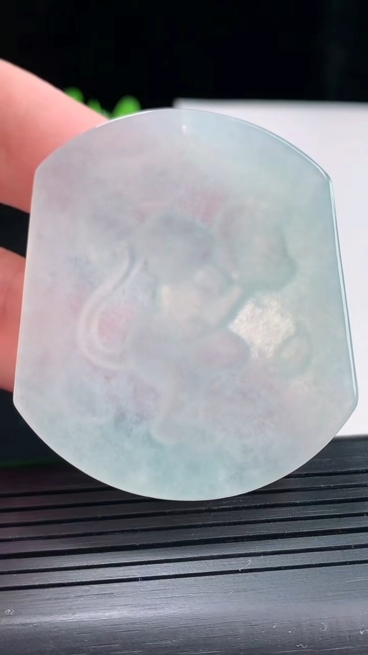 天然A货翡翠生肖猴吊坠，尺寸55-46.6-4.6重量:30.40g
4月27日