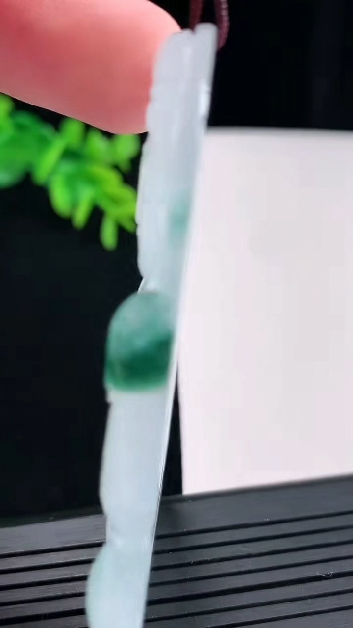 天然A货翡翠种飘花正装观音吊坠，尺寸70.5-43-5重量:32.02g
4月27日