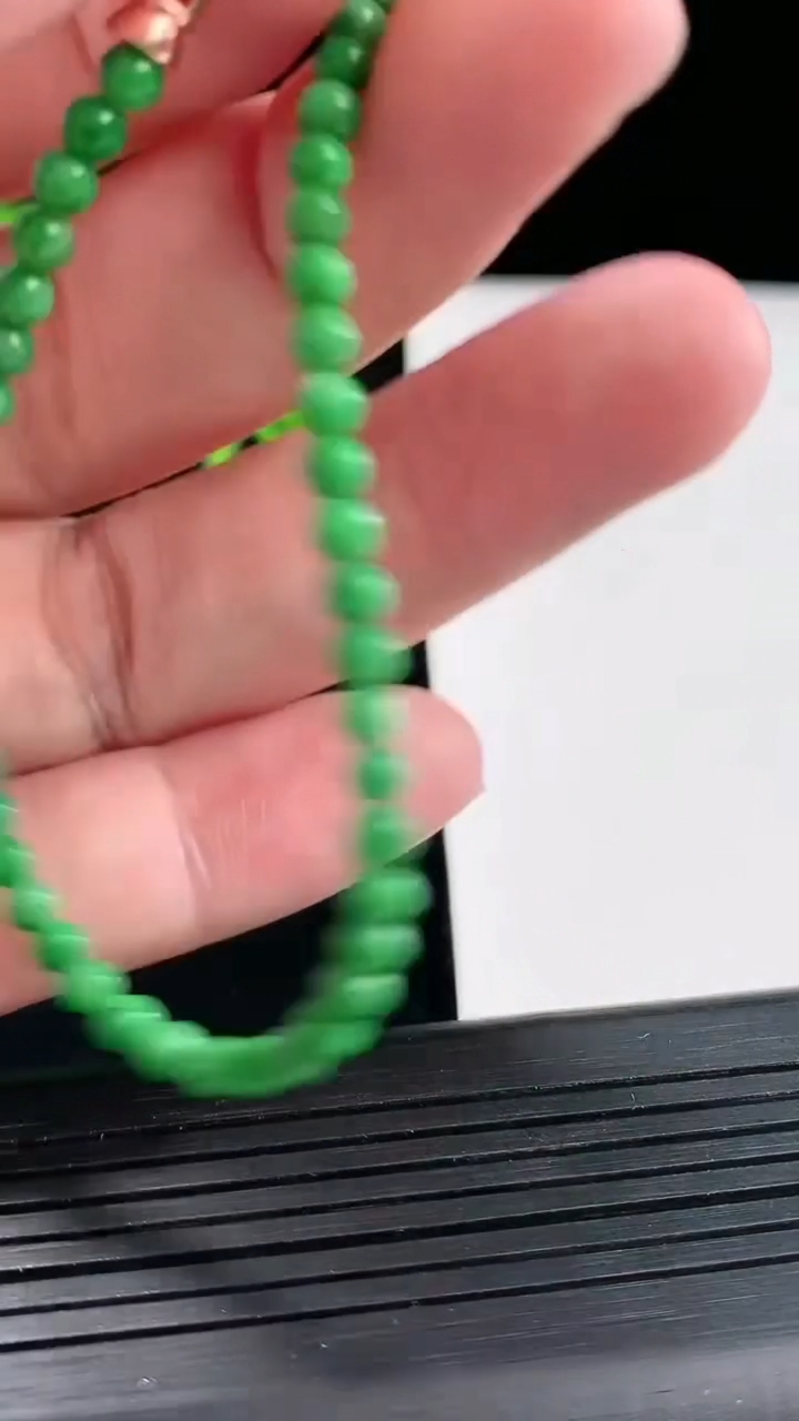 天然A货翡翠圆珠手串，尺寸3.5-50颗重量:4.40g4月27日
工厂直销收藏佳品,种好水足，色泽均匀，有种有色，上手高大气！