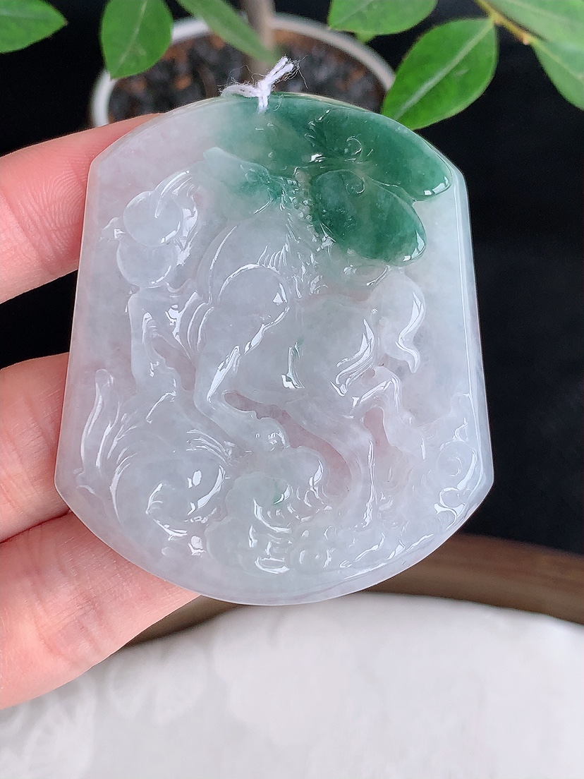 天然A货翡翠飘花生肖马吊坠 
尺寸55.8-46.2-5.6mm 重量31.68g 0426