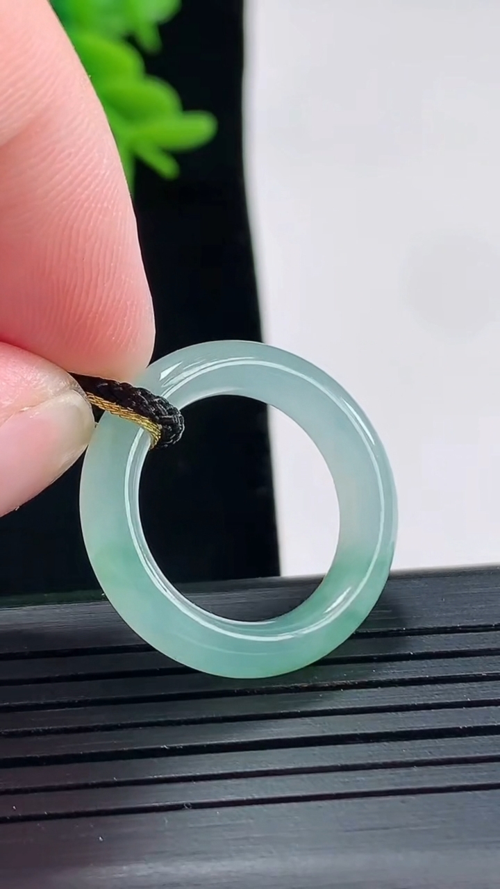 天然A货翡翠飘花玉指环 戒指，尺寸17-5.6-4重量:4.15g2026年4月27日
工厂直销收藏佳品,种好水足，色泽均匀，有种有色，上手高大气！