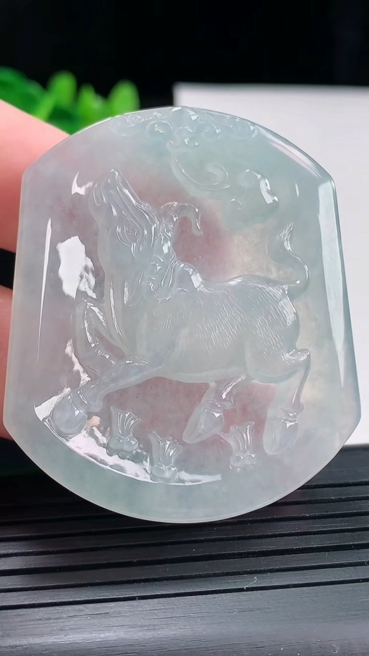 天然A货翡翠生肖牛吊坠，尺寸51.8-44-4.6重量:26.69g
4月27日