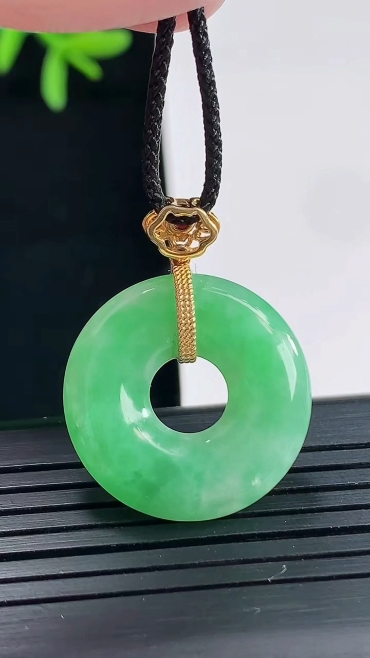 天然A货翡翠平安环吊坠，尺寸22.5-4.5重量:5.19g
4月27日