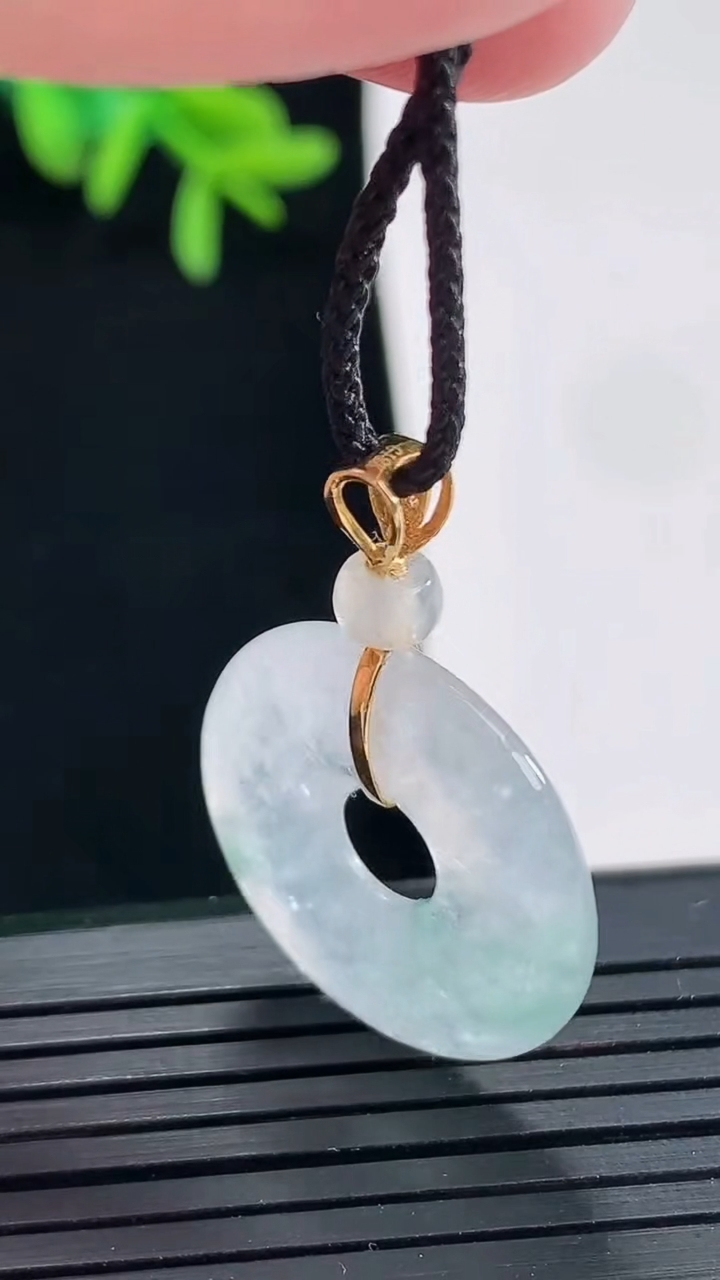 天然A货翡翠平安环吊坠，尺寸22.8-3.5重量:4.15g
4月27日