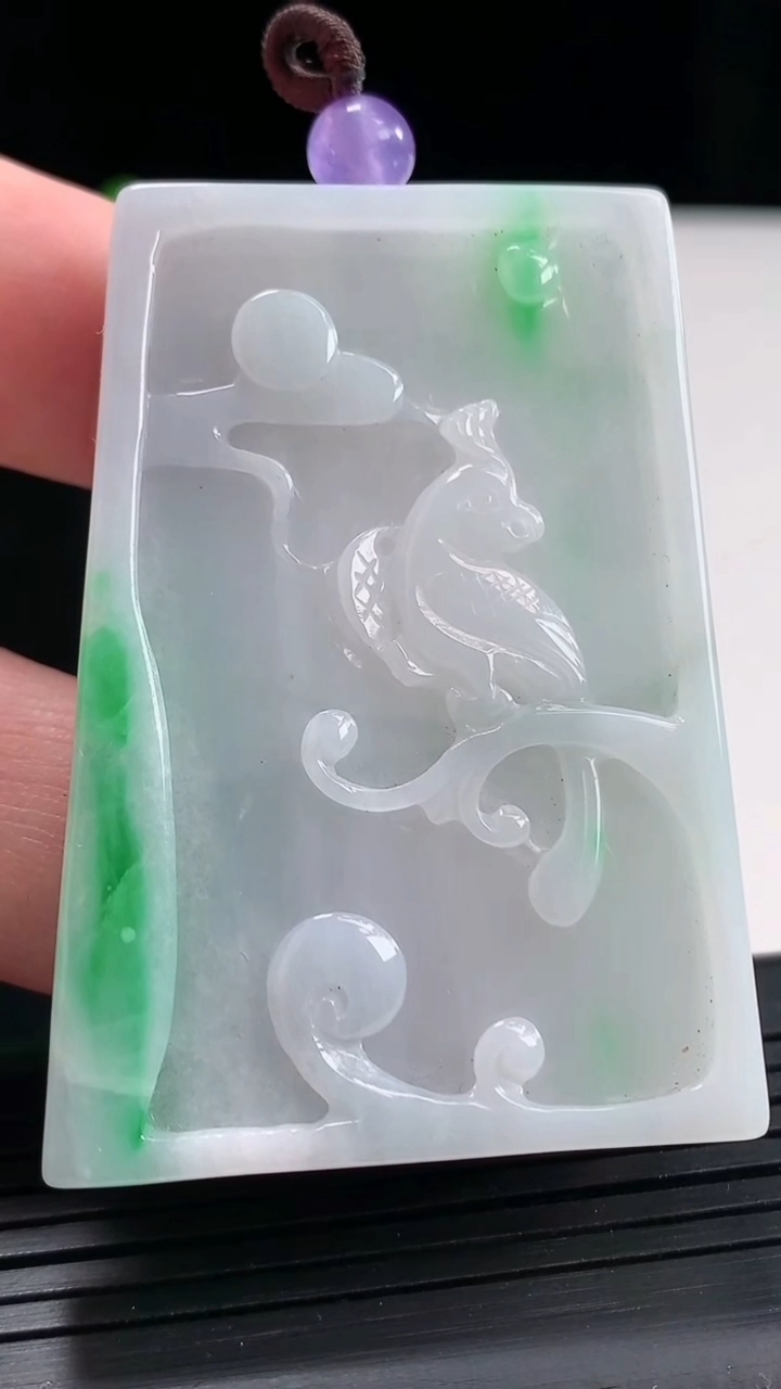 天然A货翡翠喜上眉梢吊坠，尺寸55-39-7.5重量:36.37g
4月27日