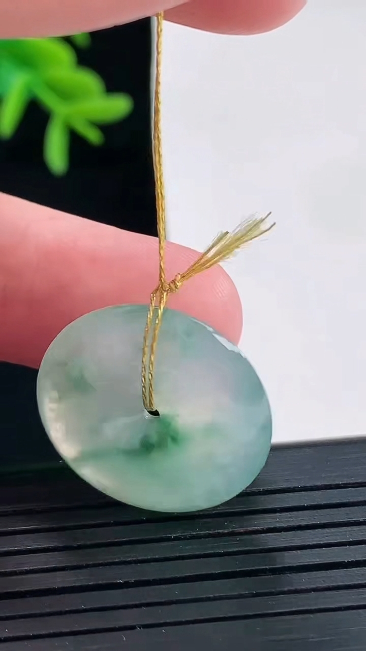 天然A货翡翠冰种飘花平安扣吊坠，尺寸23-4.5重量:5.00g
4月27日