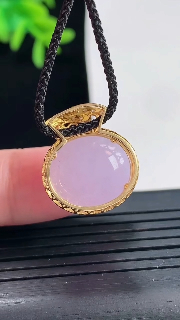 天然A货翡翠18k金紫罗兰蛋面 福袋吊坠，尺寸19-17-9.5，裸石13-15重量:4.31g
4月27日