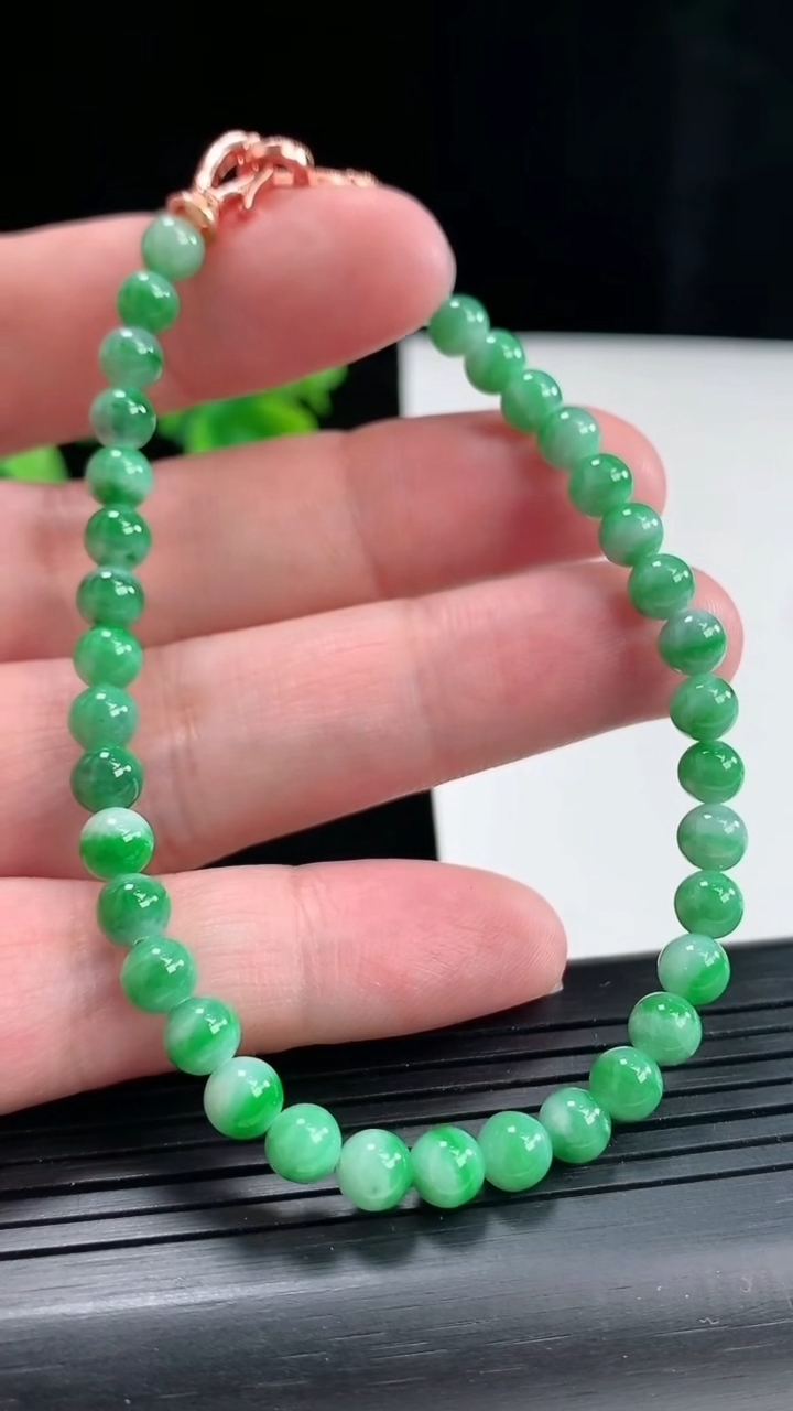 天然A货翡翠圆珠手串，尺寸5-36颗重量:10.48g4月27日
工厂直销收藏佳品,种好水足，色泽均匀，有种有色，上手高大气！