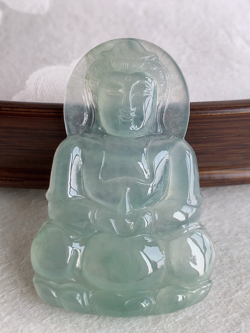 天然A货翡翠晴水正装观音吊坠 
尺寸50-32.6-4.8mm 重量14.03g 0426