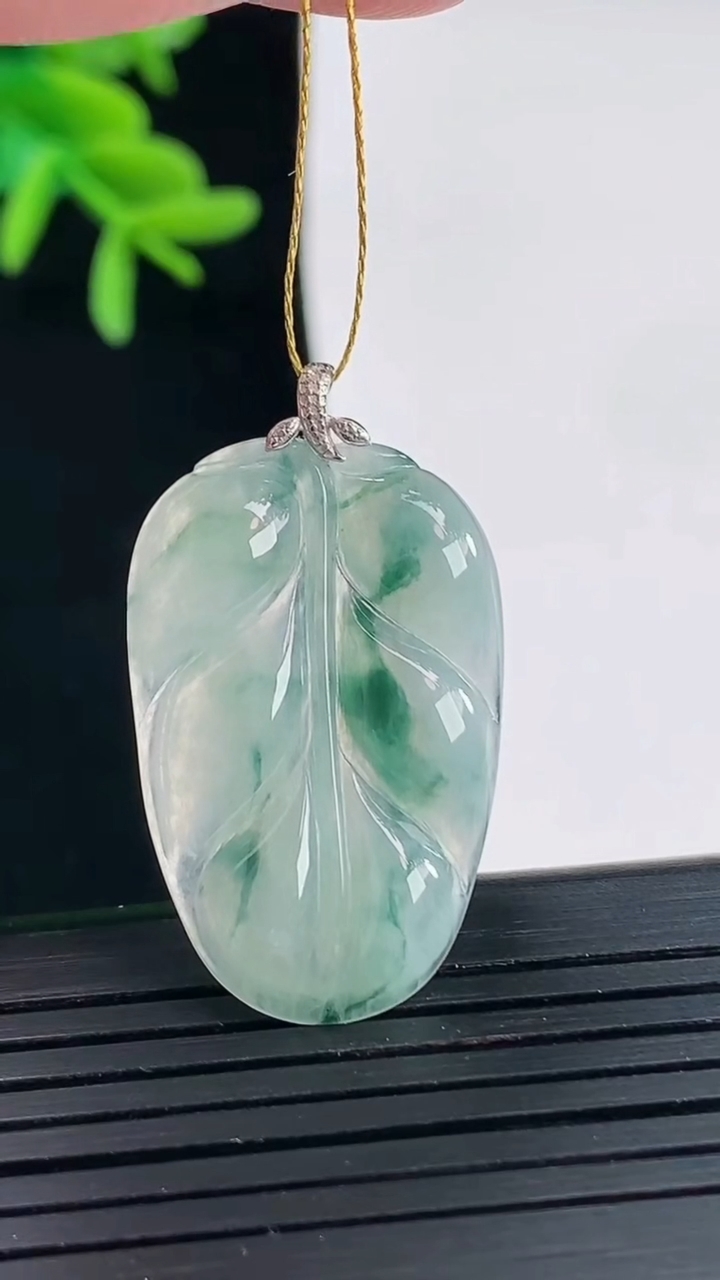 天然A货翡翠种飘花金枝玉叶 叶子吊坠，尺寸31-19.5-3.2重量:3.72g
4月27日