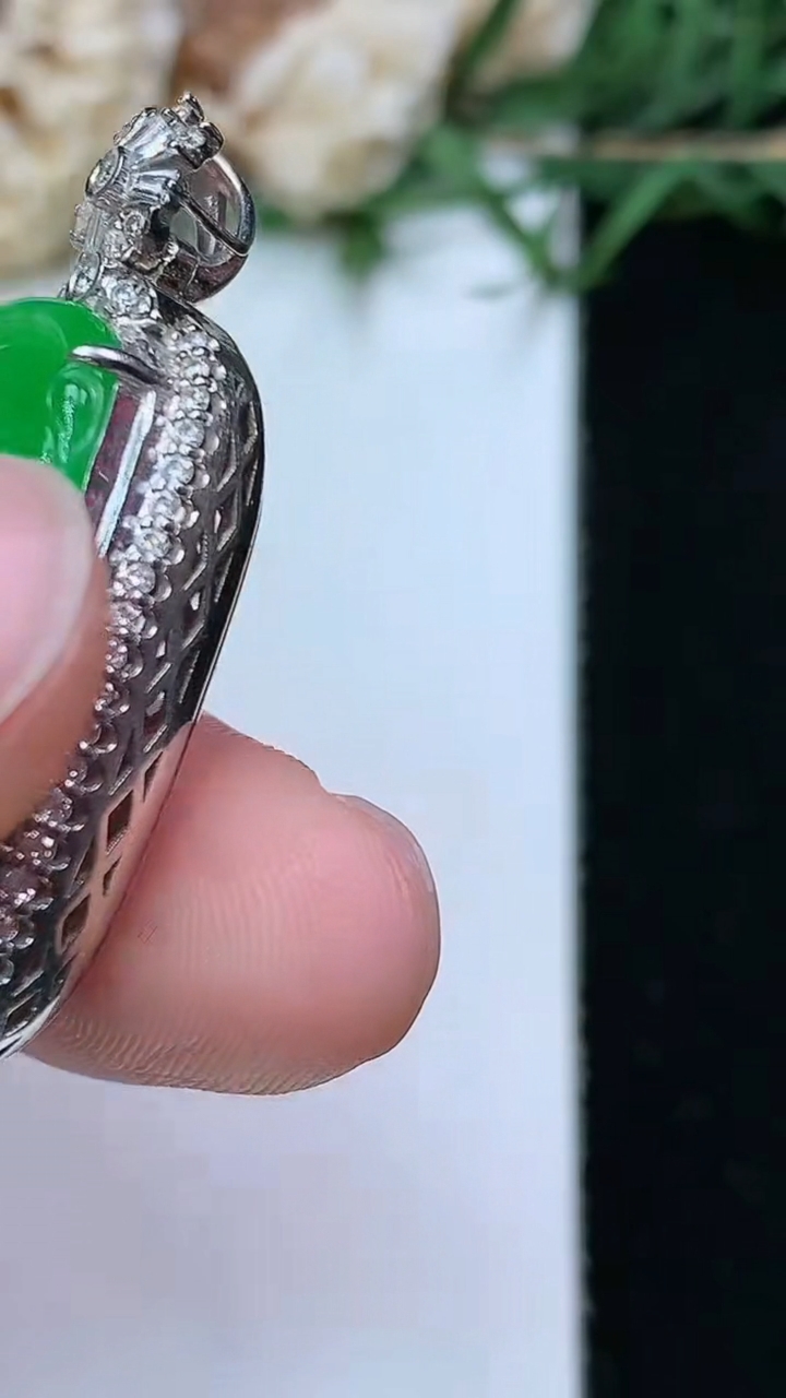 天然A货翡翠如意吊坠，尺寸37.3-19.7-9.8，裸石26.3-16.5，重量:10.17g
4月27日，重量:10.17g