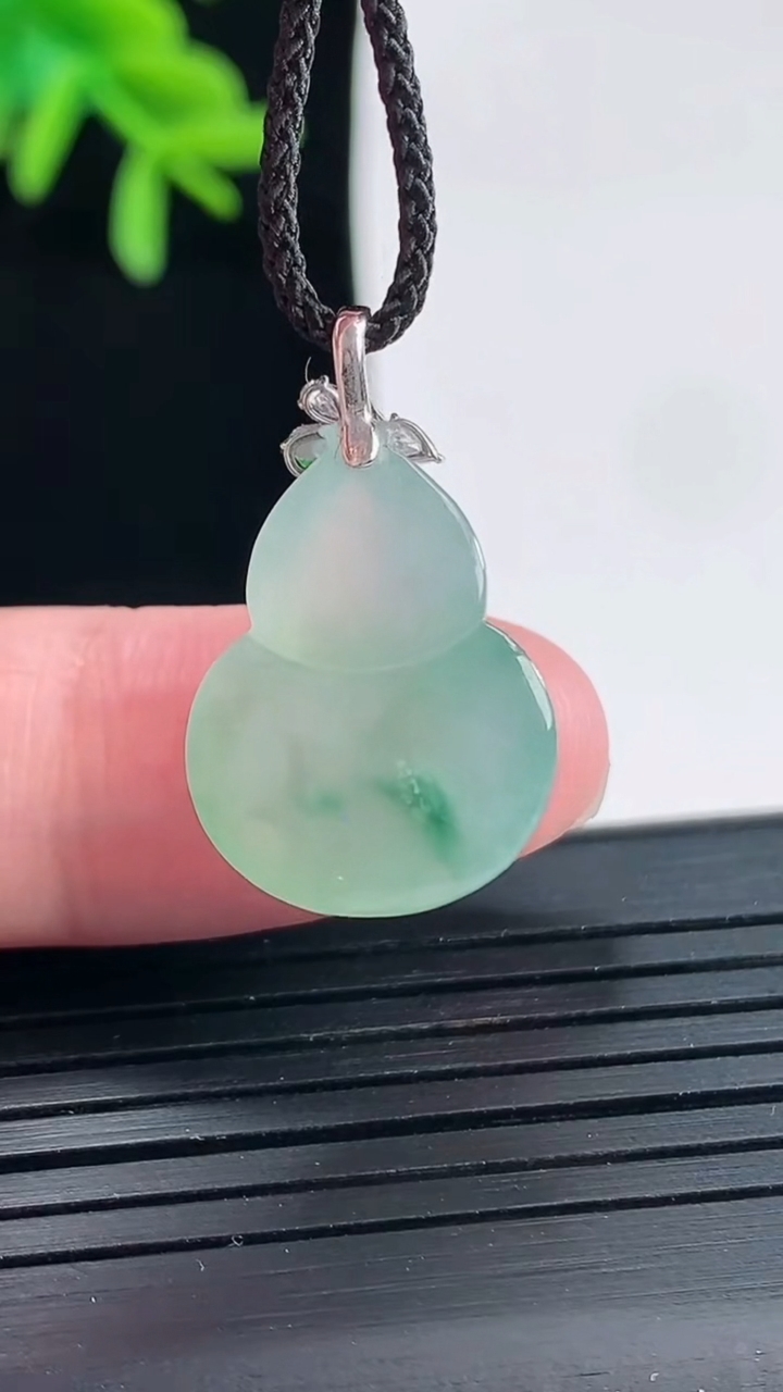 天然A货翡翠种飘花葫芦吊坠，尺寸17.6-15-8重量:3.30g
4月27日