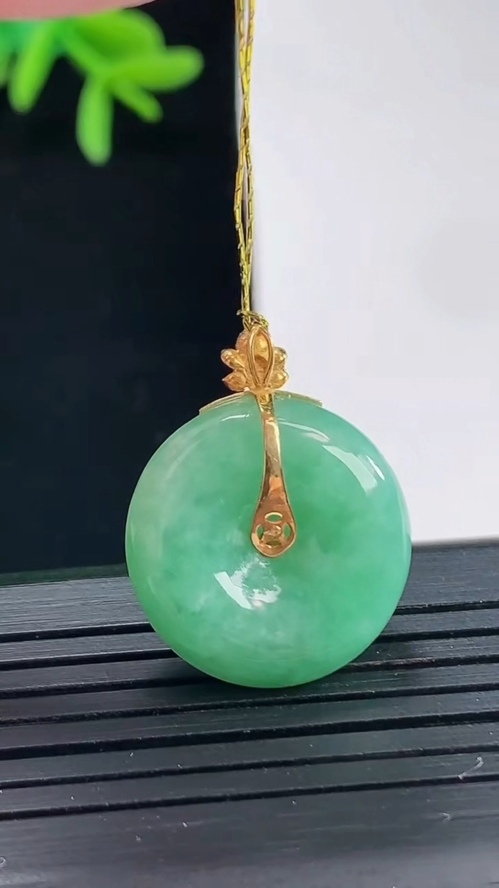 天然A货翡翠平安扣吊坠，尺寸19-5.5重量:4.68g
4月27日