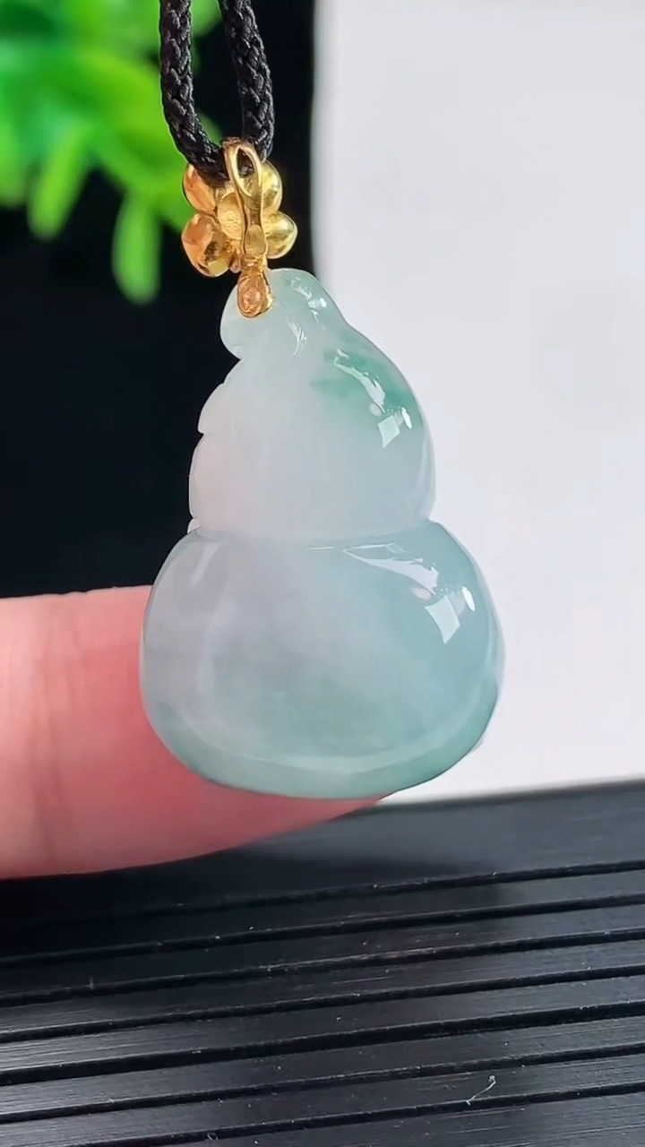 天然A货翡翠18k金飘花葫芦吊坠，尺寸25.5-18-12.5重量:9.82g
4月27日