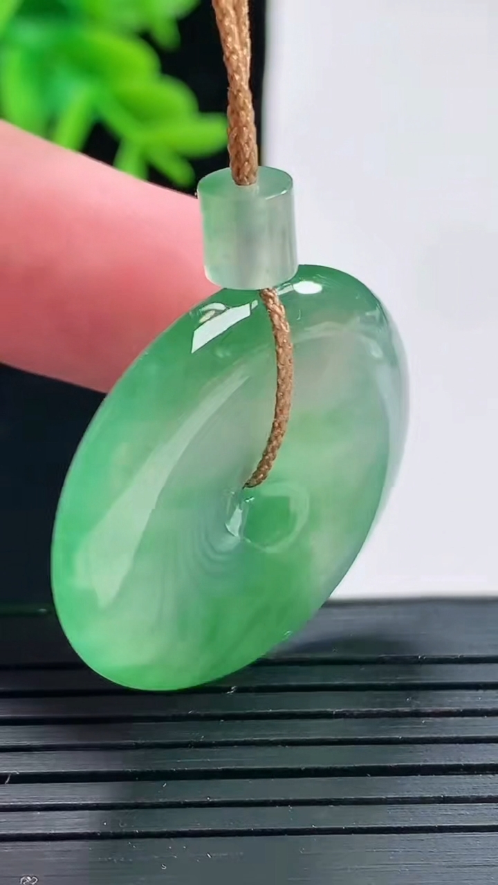 天然A货翡翠平安扣吊坠，尺寸31-5.2重量:11.69g
4月27日