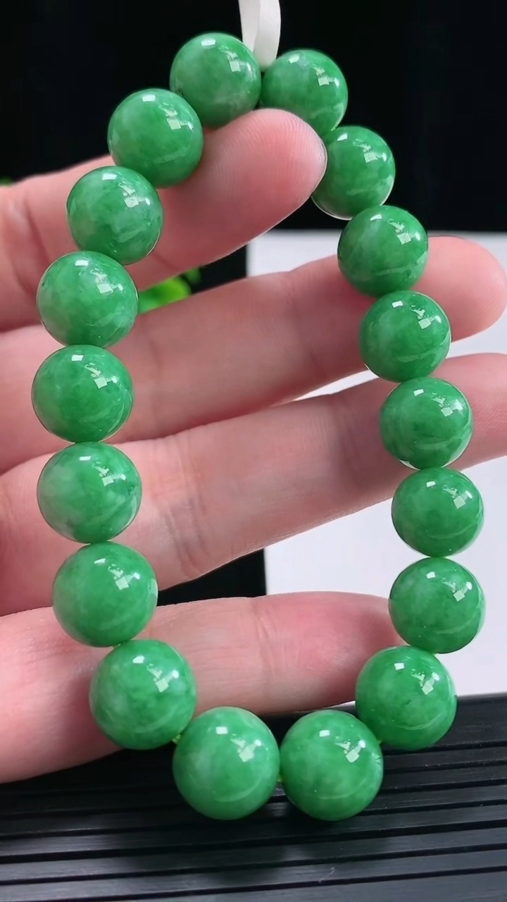 天然A货翡翠圆珠手串，尺寸11-18颗重量:41.50g4月27日
工厂直销收藏佳品,种好水足，色泽均匀，有种有色，上手高大气！