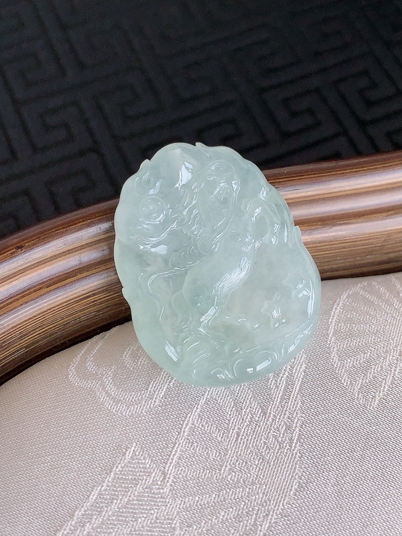 天然A货翡翠晴水生肖马马上有钱吊坠 
尺寸29.2-22.3-5mm 重量7.38g 0426