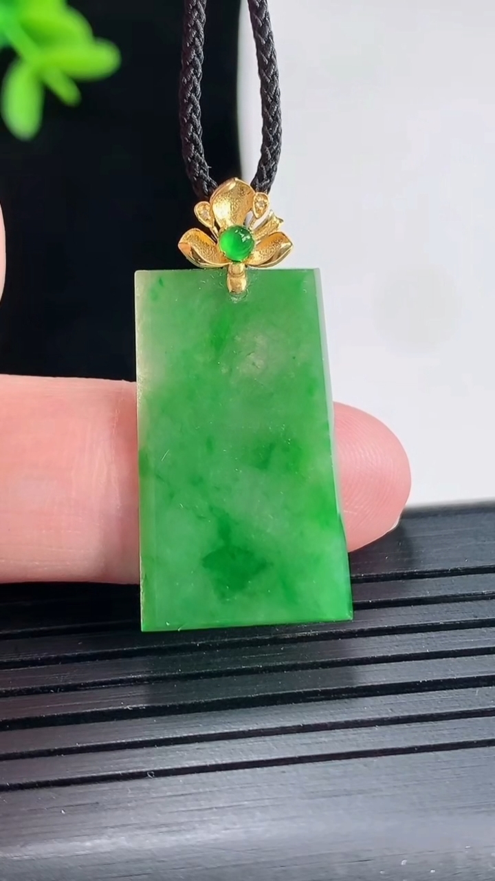 天然A货翡翠无事牌吊坠，尺寸23.6-15-2.2重量:2.72g
4月27日