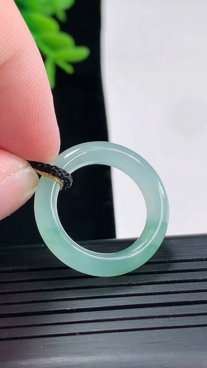 天然A货翡翠飘花玉指环 戒指，尺寸17-5.6-4重量:4.15g2026年4月27日
工厂直销收藏佳品,种好水足，色泽均匀，有种有色，上手高大气！