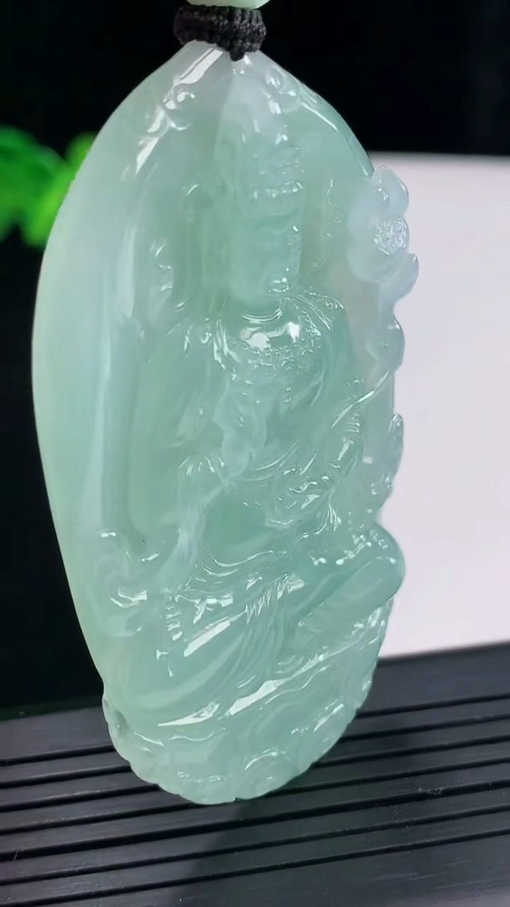 天然A货翡翠大势至菩萨吊坠，尺寸61-38-8.9重量:36.62g
4月27日