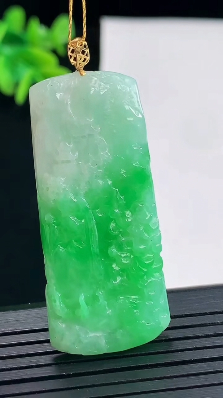 天然A货翡翠山水牌吊坠，尺寸45.5-20.5-5重量:12.77g
4月27日