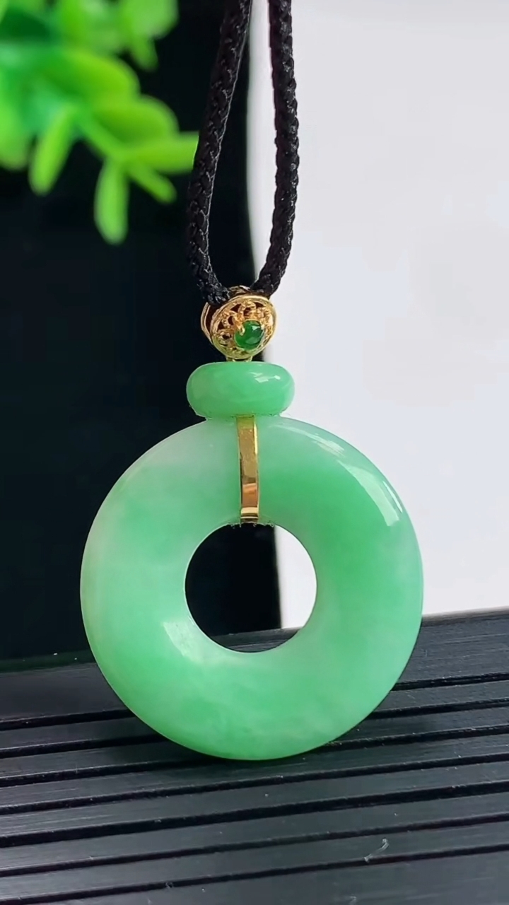 天然A货翡翠平安环吊坠，尺寸24-3.5重量:4.22g
4月27日