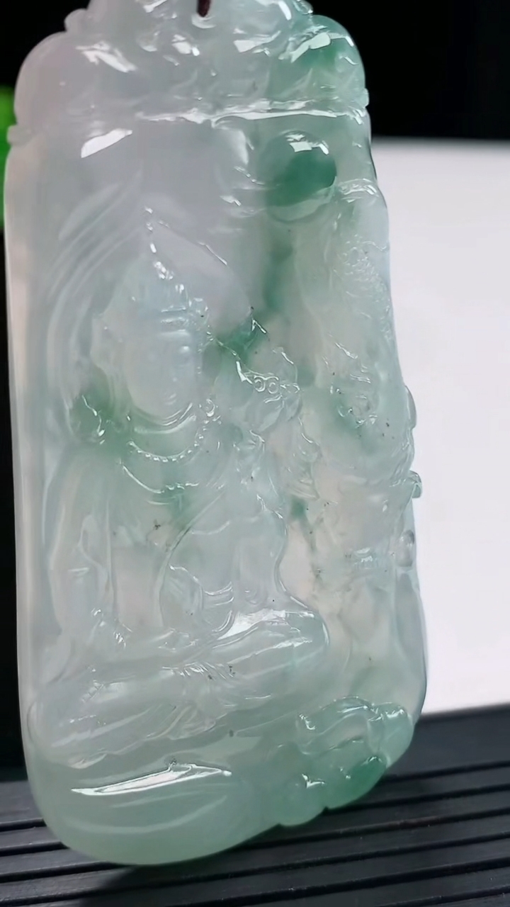 天然A货翡翠冰种飘花祥龙大势至菩萨吊坠，尺寸69-36.5-5.2重量:28.46g
4月27日