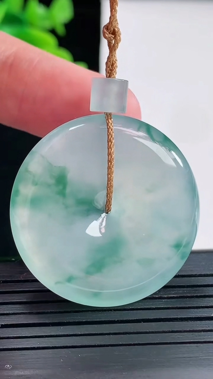 天然A货翡翠种飘花平安扣吊坠，尺寸34-5.8重量:14.40g
4月27日