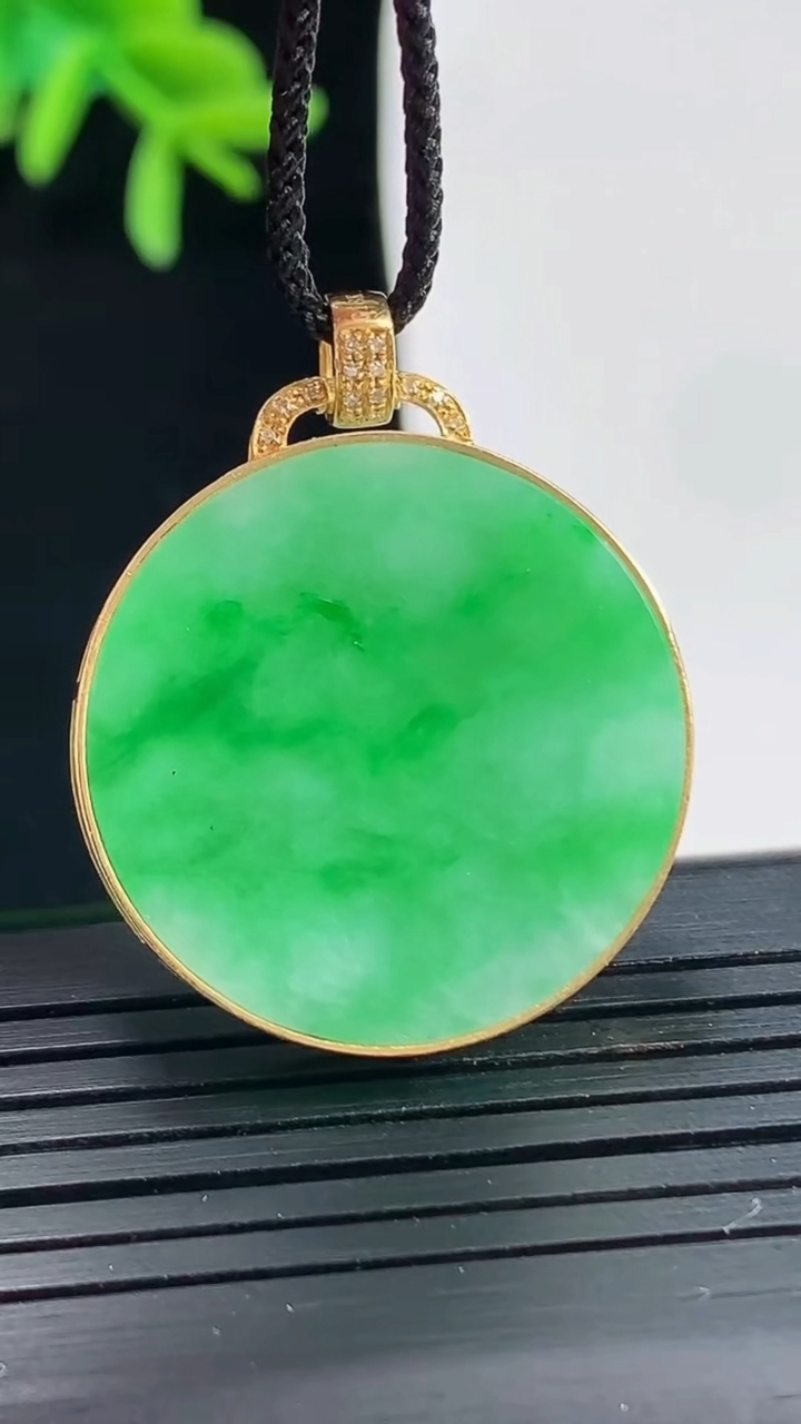 天然A货翡翠无事牌吊坠，尺寸31.5-26-4，裸石26重量:7.41g
4月27日