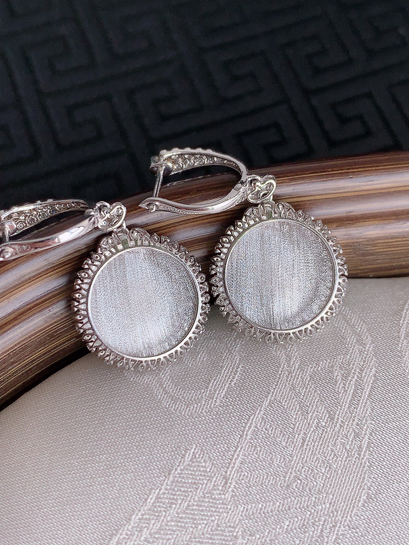 天然A货翡翠18K金伴钻镶嵌飘阳绿无事牌耳坠 
尺寸13-4.6mm 重量4.30g 0426