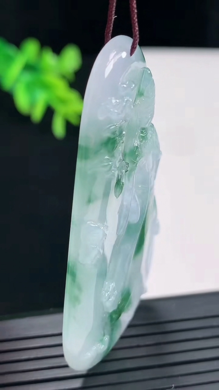 天然A货翡翠冰种飘花观音菩萨吊坠，尺寸59.5-34-5重量:19.74g
4月27日