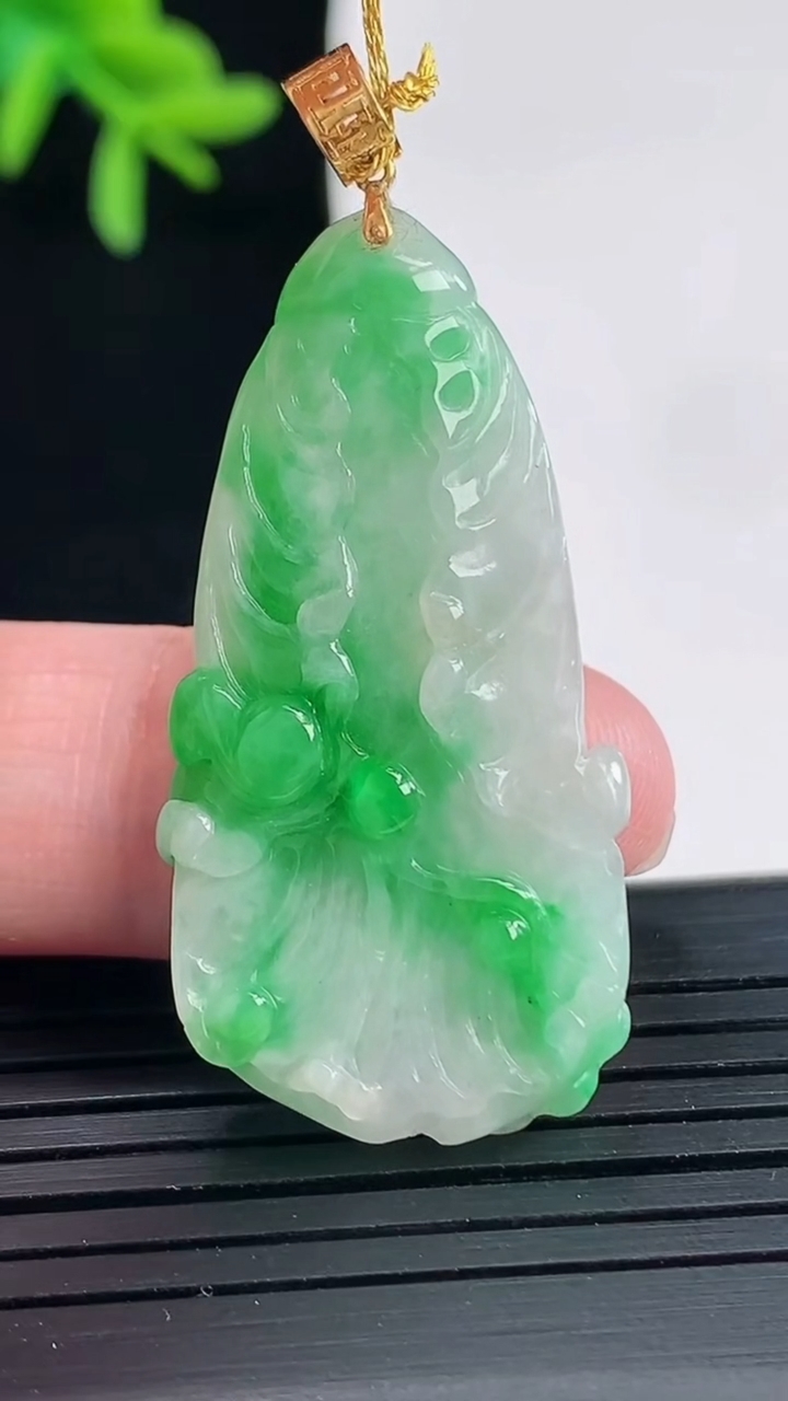 天然A货翡翠白菜吊坠，尺寸38-19-3.8重量:6.40g
4月27日