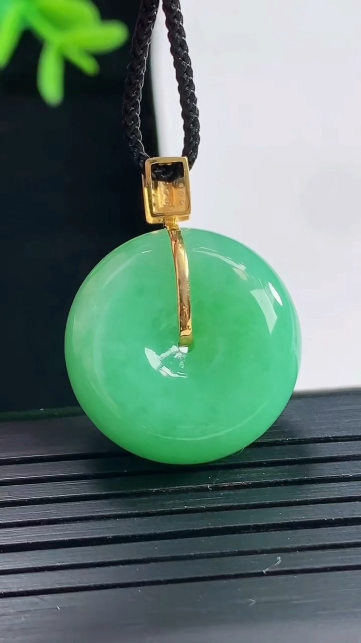 天然A货翡翠路路通吊坠，尺寸22-10.8重量:11.88g
4月27日