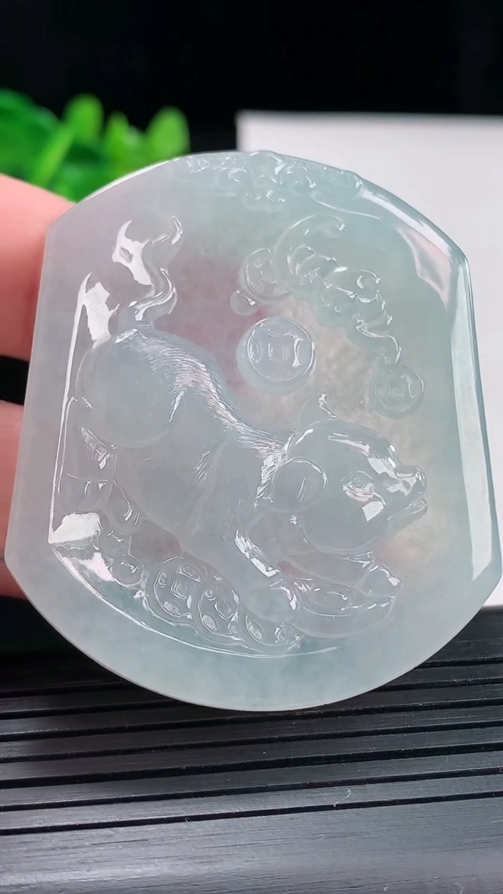 天然A货翡翠生肖猪吊坠，尺寸53.5-45-5重量:31.28g
4月27日